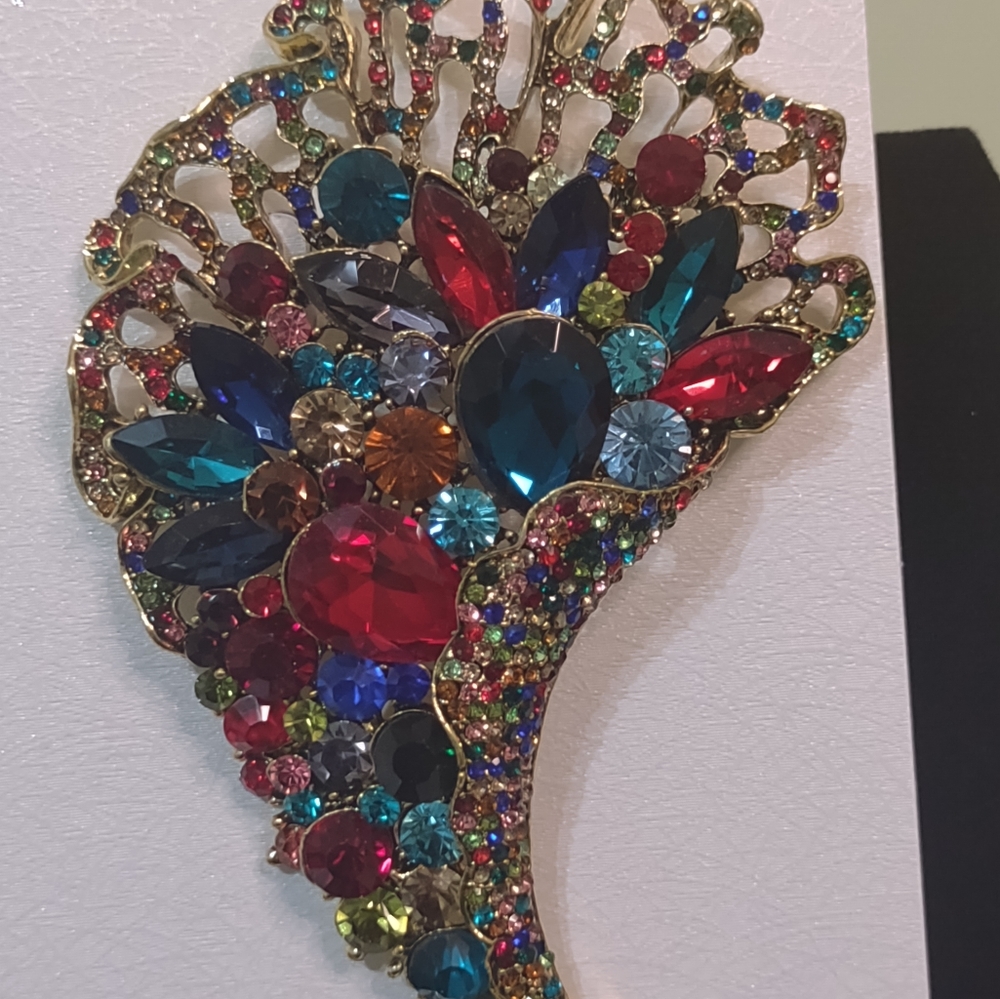 Fashion Brooch - Picture 4 of 6
